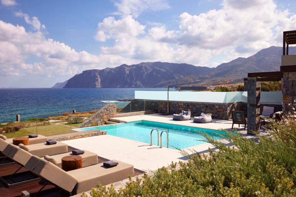 una piscina con vista sull'oceano di Villa Kalloni a Sitia