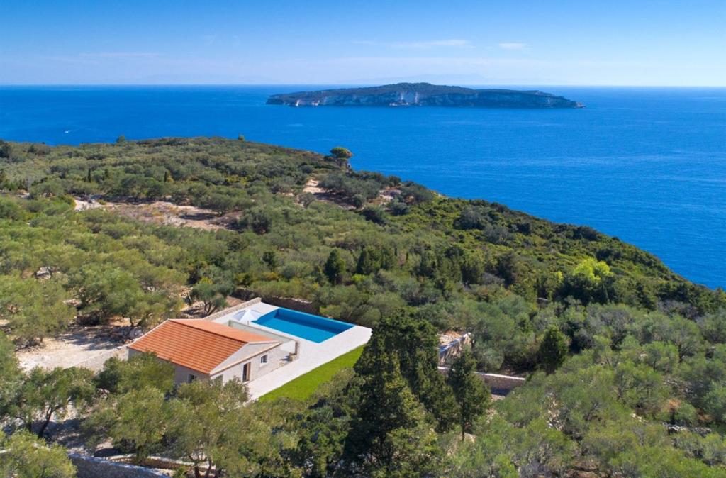 vue aérienne d'une villa avec piscine dans l'établissement Villa Moundela, à Katsimátika