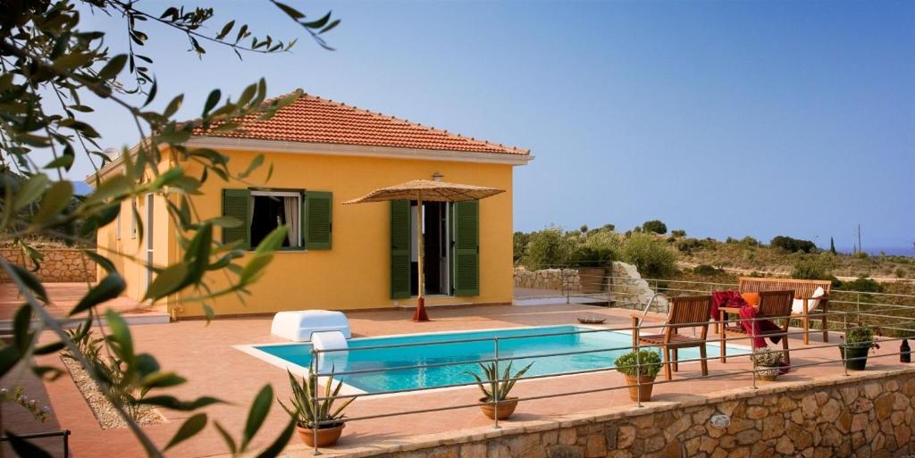 Neritos House في فاثي: منزل مع حوض سباحة أمامه