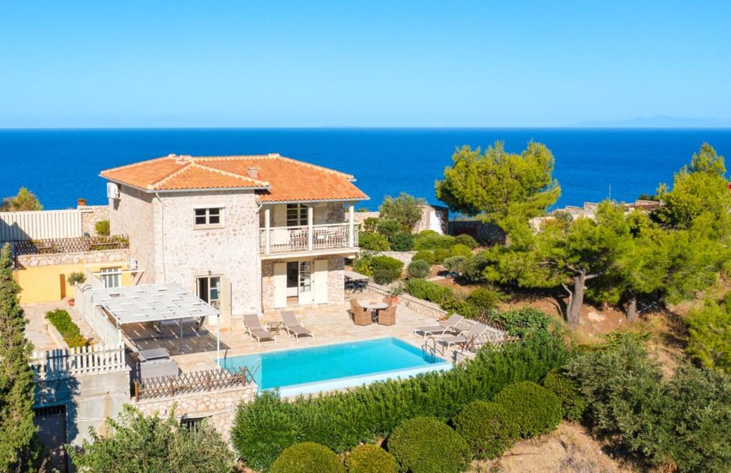 een luchtfoto van een villa met zwembad bij Villa Athina in Ayios Nikitas