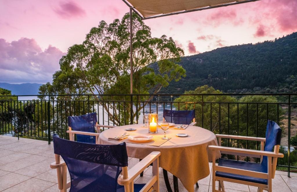 Una mesa y sillas en un balcón con vista. en Rhodia Beach Villa, en Stavros