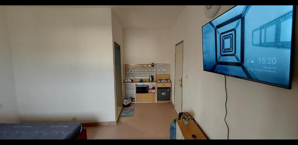 un soggiorno con una TV a schermo piatto su una parete di studio Zen 1 a Ziguinchor