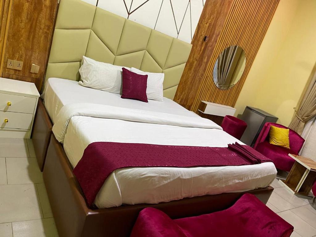 Una cama o camas en una habitación de Edmondrooms and suites hotel