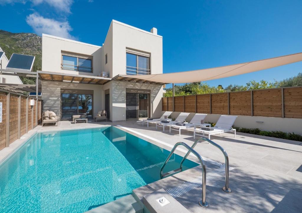 une villa avec piscine et une maison dans l'établissement Acqua Di Mare - Villa Bella, à Nydri