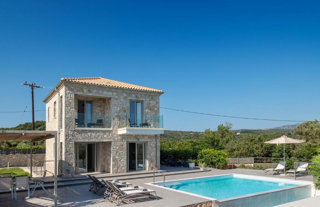 Bazén v ubytování Villa Taphian nebo v jeho okolí