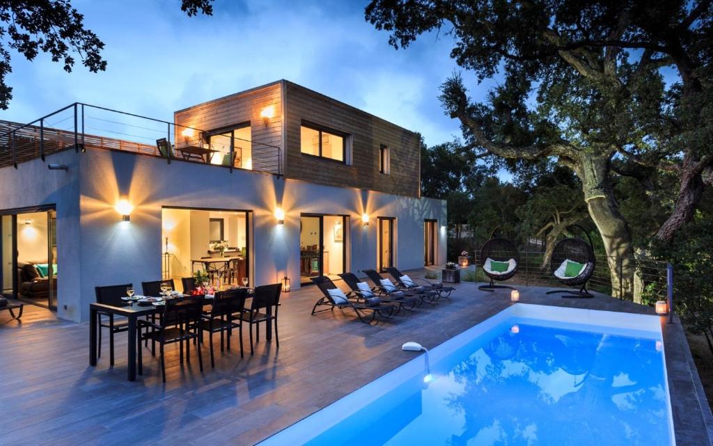 La alberca dentro o cerca de Casa Julia