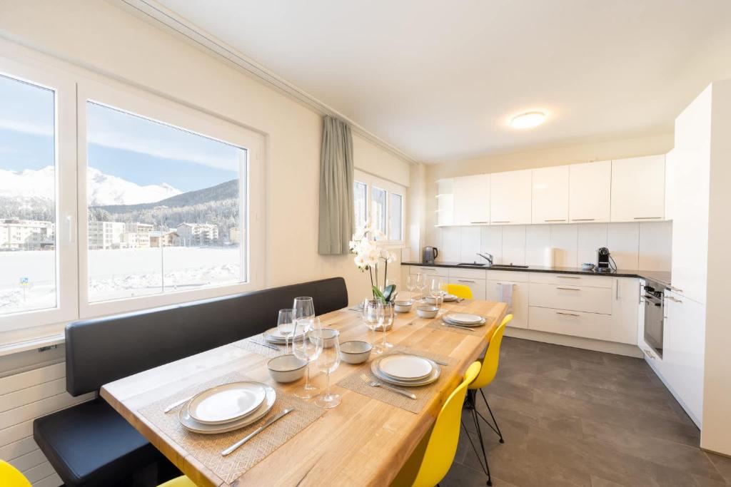 een eetkamer met een tafel met stoelen en een keuken bij Charming Apartment in St Moritz in St. Moritz