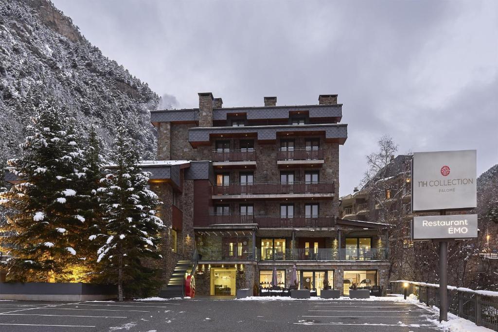 un edificio con un árbol de Navidad delante de él en NH Collection Andorra Palomé, en La Massana