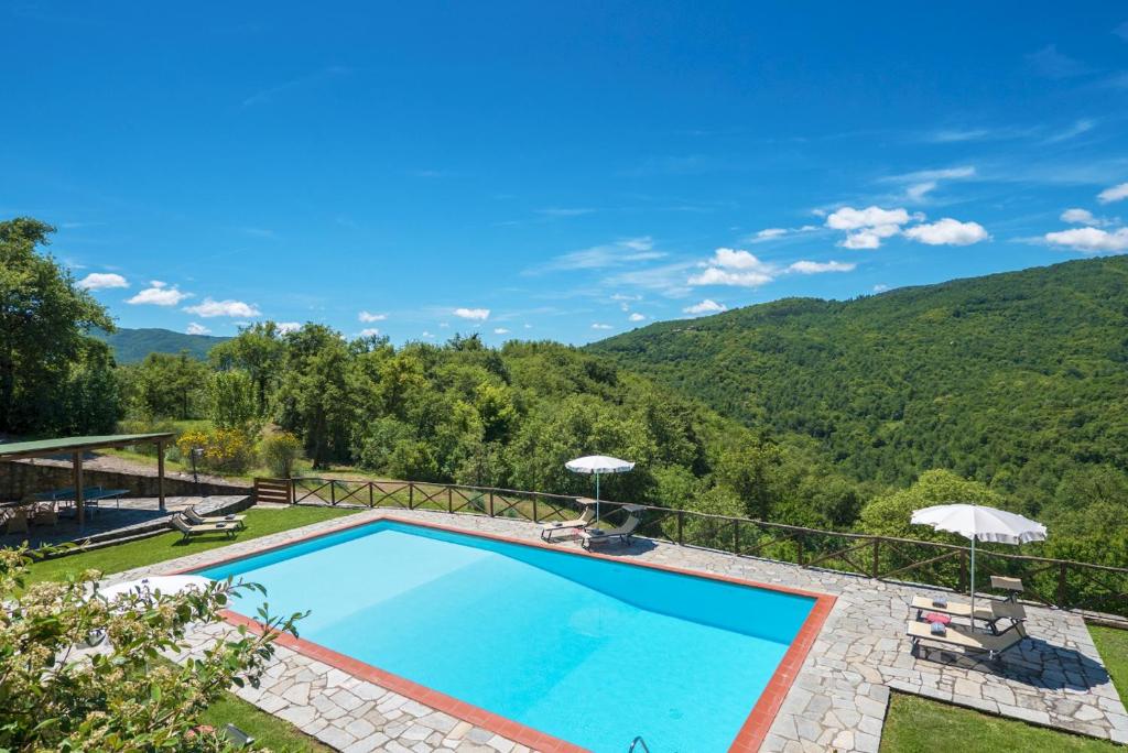 Villa Mille Desideri في أنغياري: مسبح خارجي بجبال في الخلف
