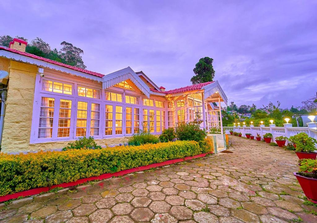 En have udenfor Taj Mahal Vintage Bungalow Kodaikānāl By VOYE HOMES