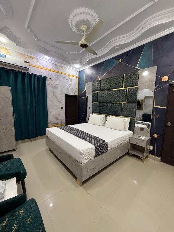 Giường trong phòng chung tại Galaxy Rezidor Boutique Hotel