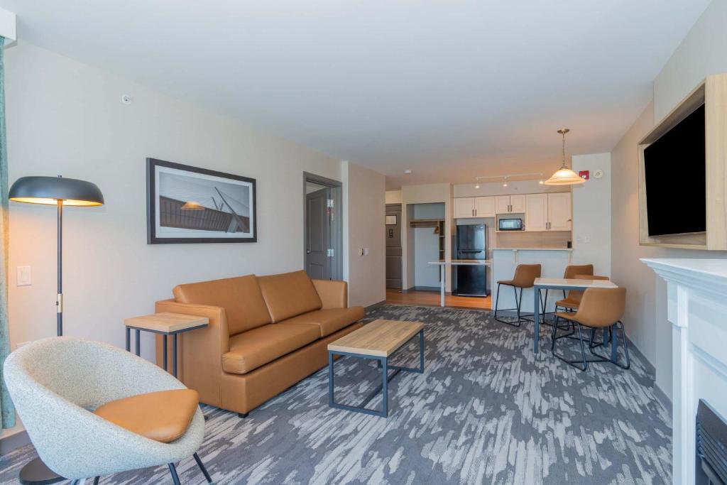 Sandman Signature Surrey-Guildford Suites photo
