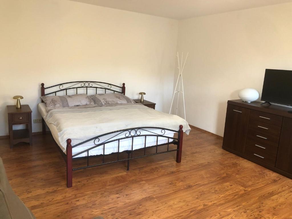 Un pat sau paturi într-o cameră la Penzion Apollón