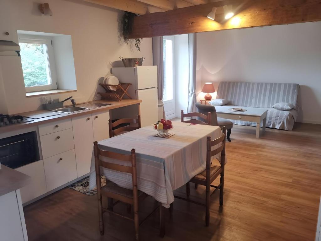 Køkken eller tekøkken på Gite Du Figuier