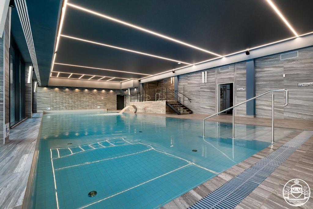 Apartments M&M, GRATIS parking, basen, sauna, siłownia في كولوبرزيغ: مسبح كبير مع مسبح كبير