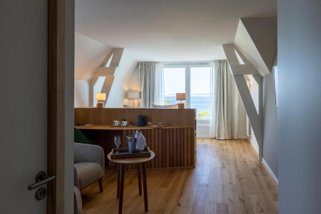 Habitación con escritorio y cama con ventana en Logis Hôtel de Carantec, en Carantec