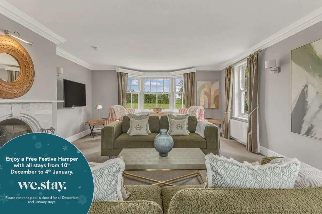 ein Wohnzimmer mit Sofa und Kamin in der Unterkunft Port Hill House in Medbourne