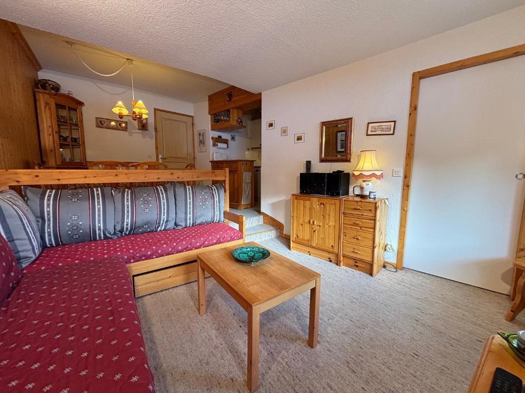 ein Wohnzimmer mit Sofa und Tisch in der Unterkunft Résidence Atrey 205 Clés Blanches Courchevel in Courchevel