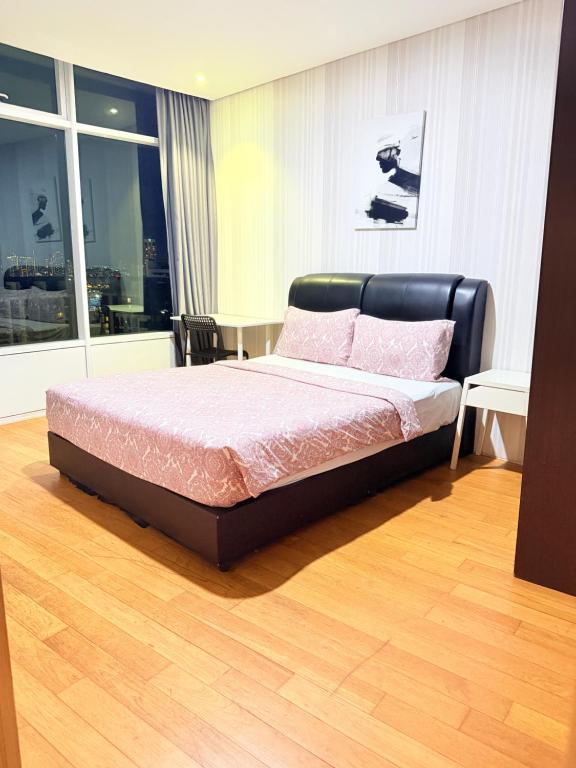 ein Schlafzimmer mit einem Bett in einem Zimmer mit Fenster in der Unterkunft Vortex Suites KLCC By Comforthome in Kuala Lumpur