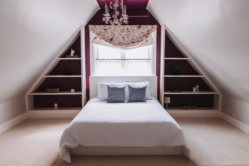 Postel nebo postele na pokoji v ubytování The New Victorian Mansion Bed & Breakfast