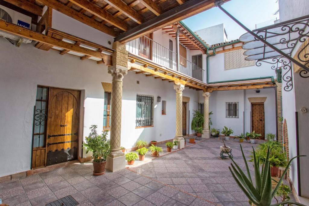 a courtyard in a house with potted plants at Multi Apartamentos La Kasbah in Jerez de la Frontera