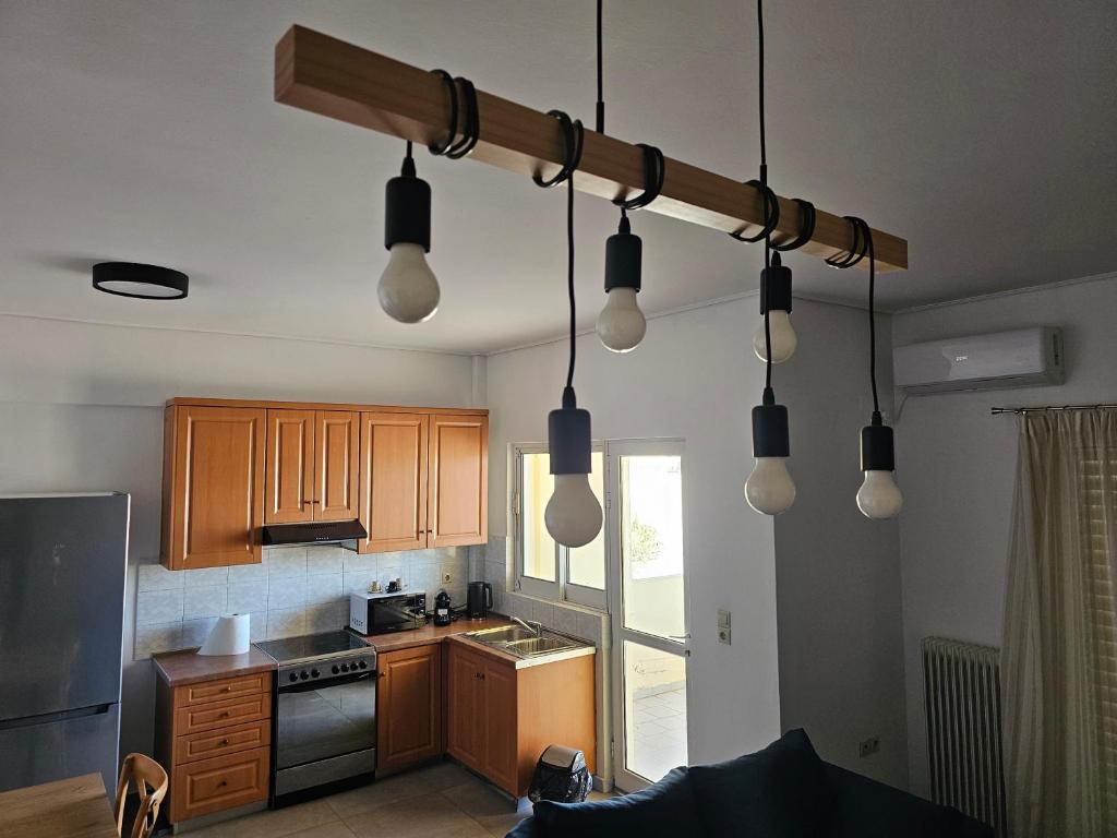 una cucina con un mucchio di luci appese al soffitto di Athens Airport Luxury Apartment a Spata