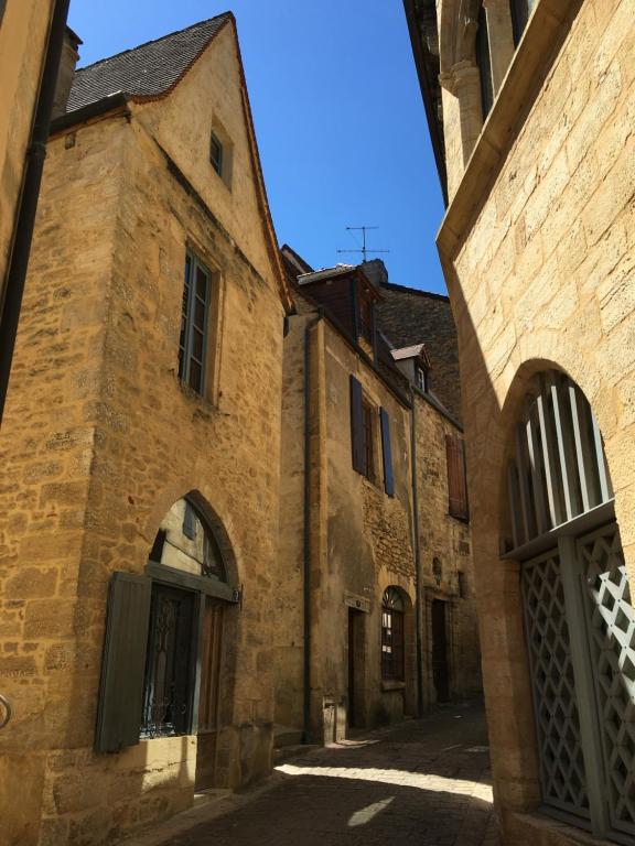 un vicolo in un vecchio edificio in pietra di Maison de Charme dans la Cité a Sarlat-la-Canéda