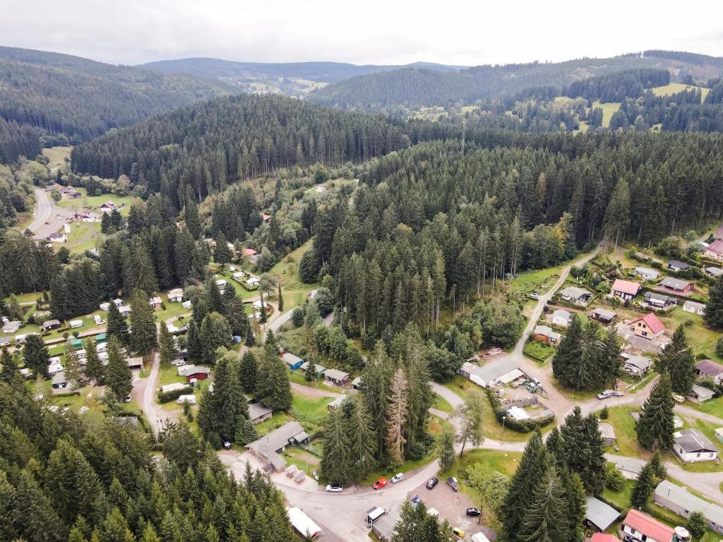una vista aérea de un parque con árboles en Naturcamp Meyersgrund - Campingplatz, en Manebach