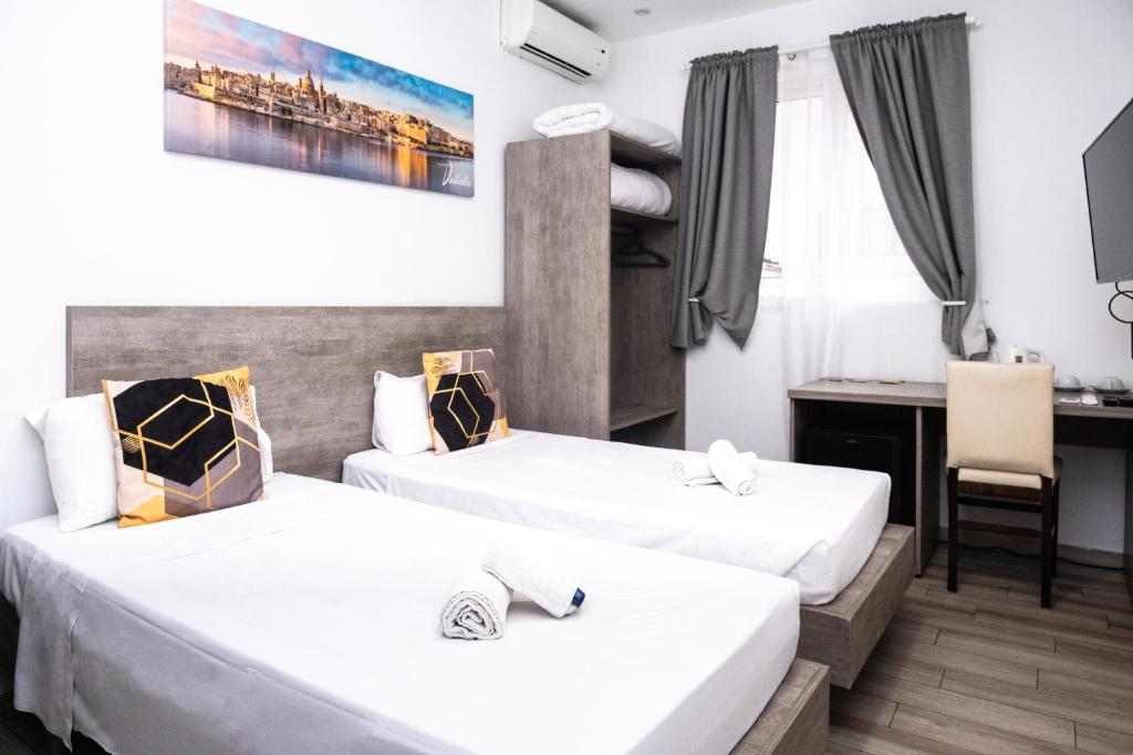 Postel nebo postele na pokoji v ubytování Napoli Suites Studios Aparthotel