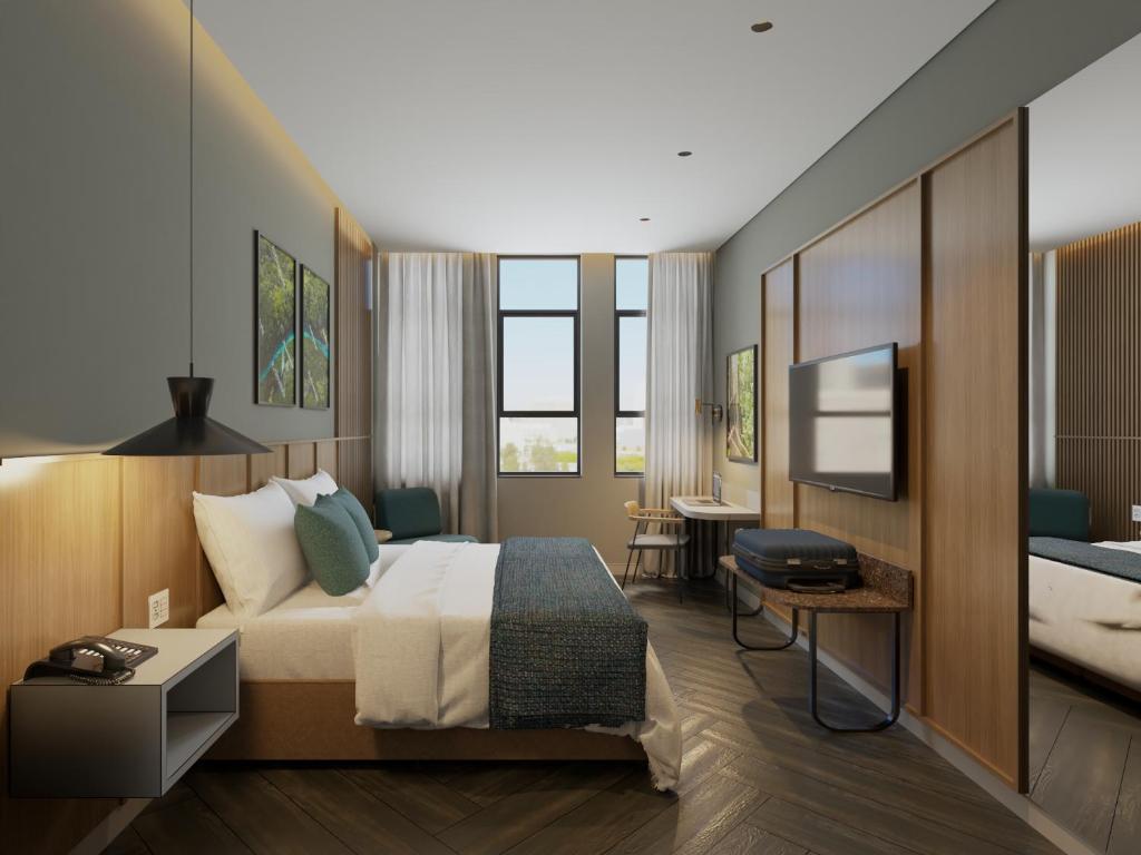 ein Hotelzimmer mit Bett und Fernseher in der Unterkunft Slaviero Prime Campo Grande in Campo Grande