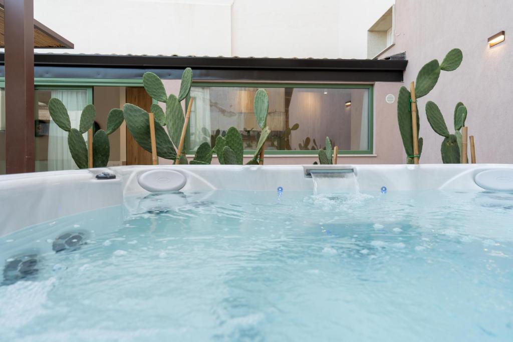 Bazén v ubytování Vicolo Trigona con terrazza e jacuzzi riscaldata nebo v jeho okolí