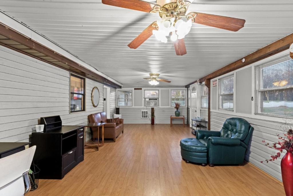 Ảnh trong thư viện ảnh của Enclosed Sunroom • Ripken Stadium & Parks Nearby ở Aberdeen