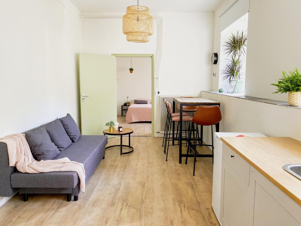 een woonkamer met een bank en een tafel bij Modern Apartment 2 in Historic Abbey in Bemelen