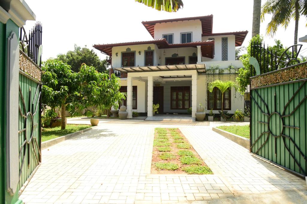 una casa con puerta y entrada en Accoma Villa, en Hikkaduwa