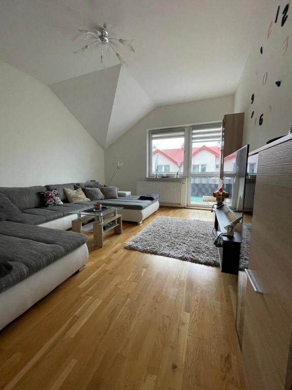 een woonkamer met een bank en een tv bij Apartament Osielsko in Osielsko