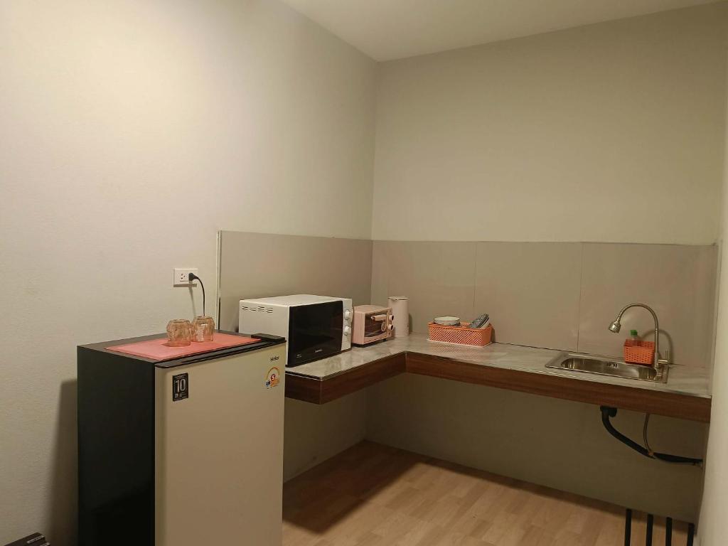 Η κουζίνα ή μικρή κουζίνα στο Baan Lanta Maikaew Guesthouse