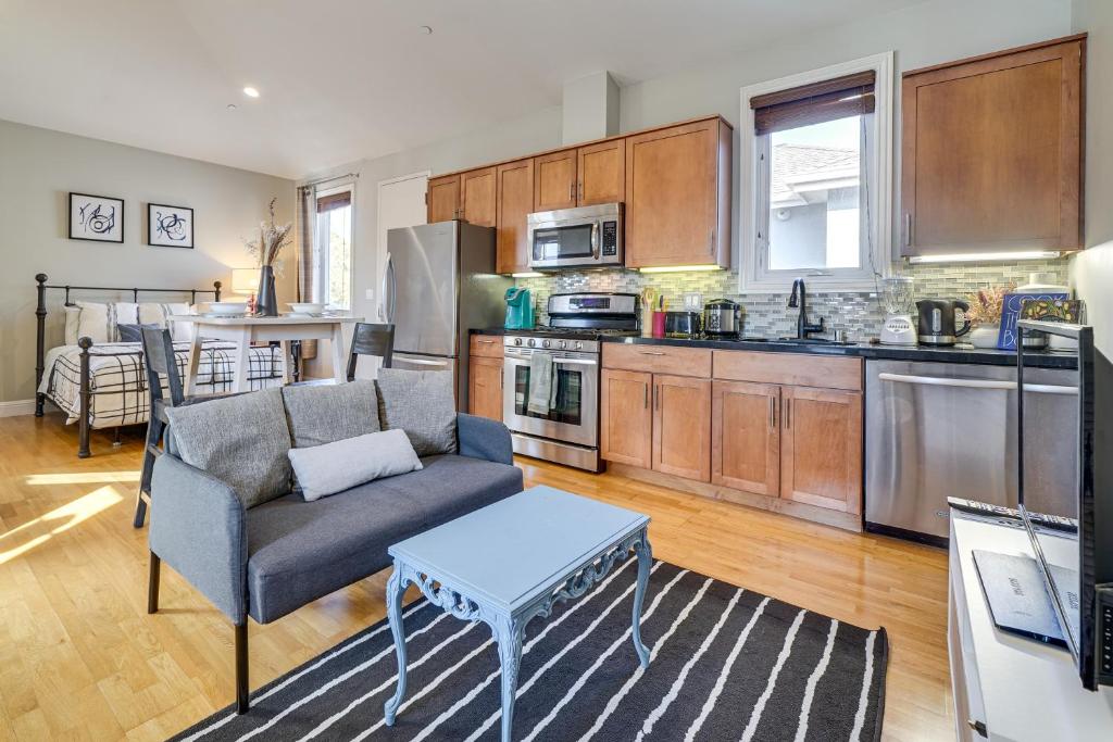 Walk to Caltrain! Studio in Dtwn San Mateo في Hayward Park: مطبخ وغرفة معيشة مع أريكة وطاولة