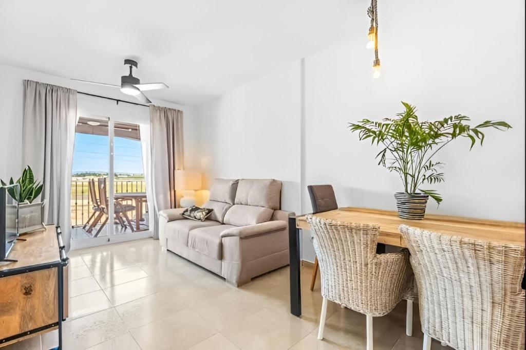 Et opholdsområde på Ático Condesa con terraza y piscina cerca Playa La Llana