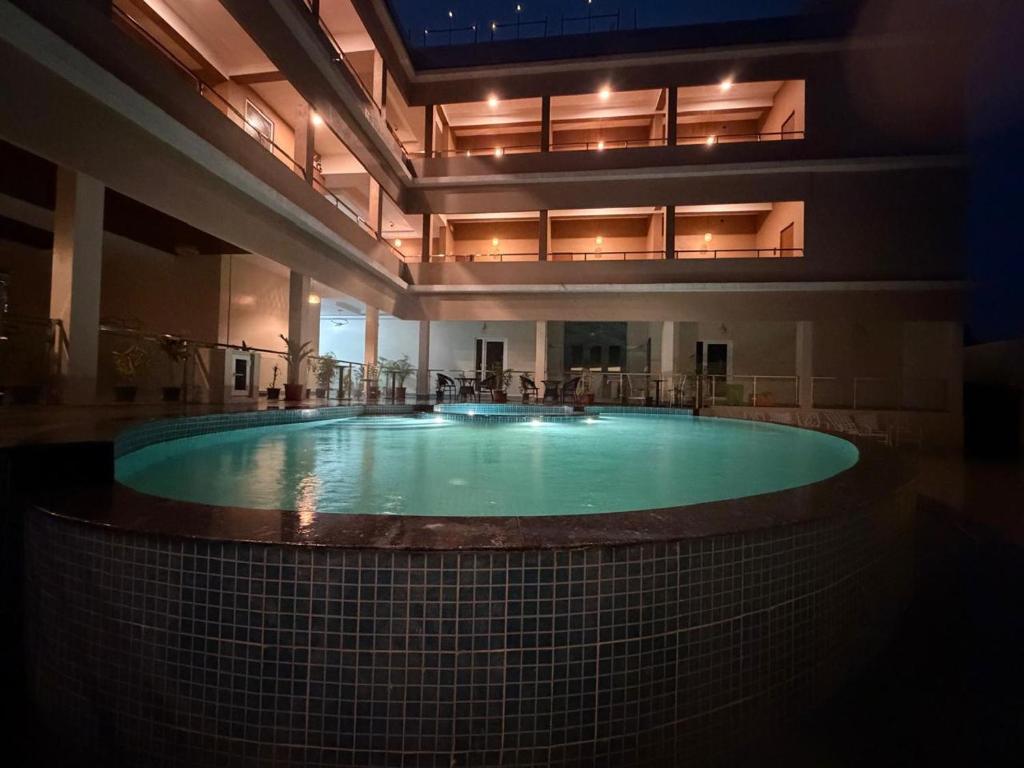 Bazén v ubytování Beyond Inn nebo v jeho okolí