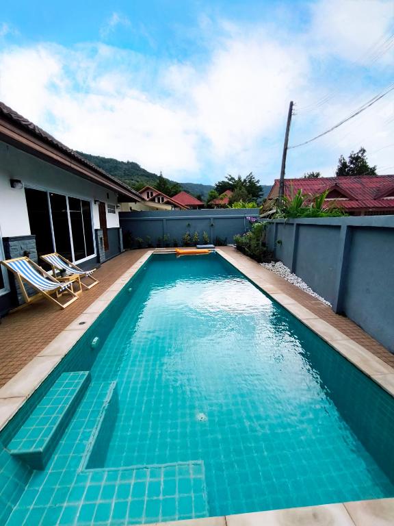 Bazén v ubytování Baan Fah Sai 2-Bedroom Pool Villa nebo v jeho okolí