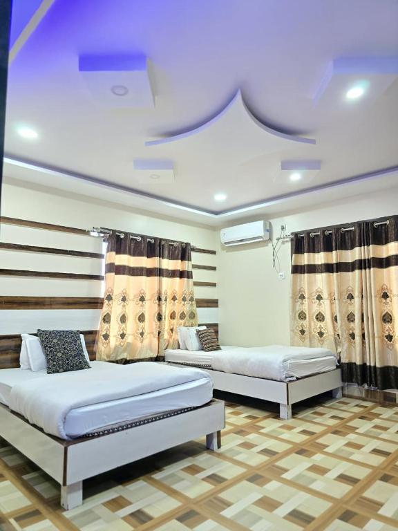 Postel nebo postele na pokoji v ubytování The Birtamode Royal Hotel & Lodge