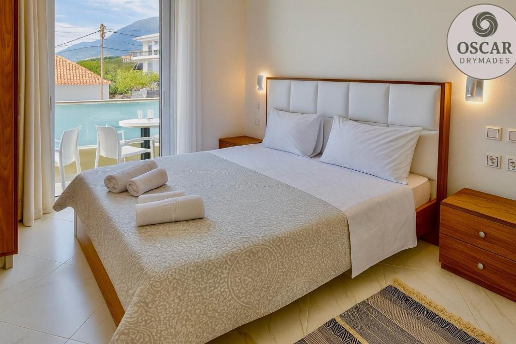Postel nebo postele na pokoji v ubytování Oscar’s Apartments Drymades
