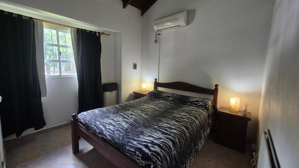 una camera da letto con un letto e una finestra di Ayres de Colon a Colón