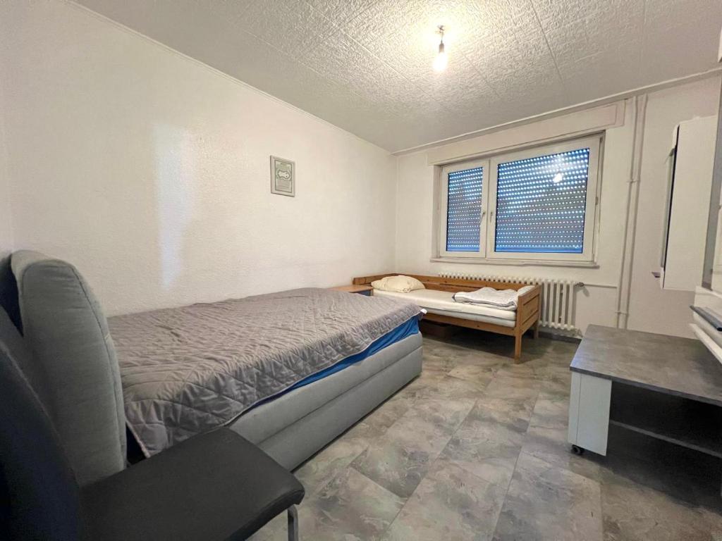 Posezení v ubytování - Graphite Modern 3-Room Apartment - Stylish Grey Interior - Spacious Terrace - Fully Equipped Kitchen - Wi-Fi - Renovated 2024 - Central & Convenient Location - Free Parking - Near Bus & Airport -