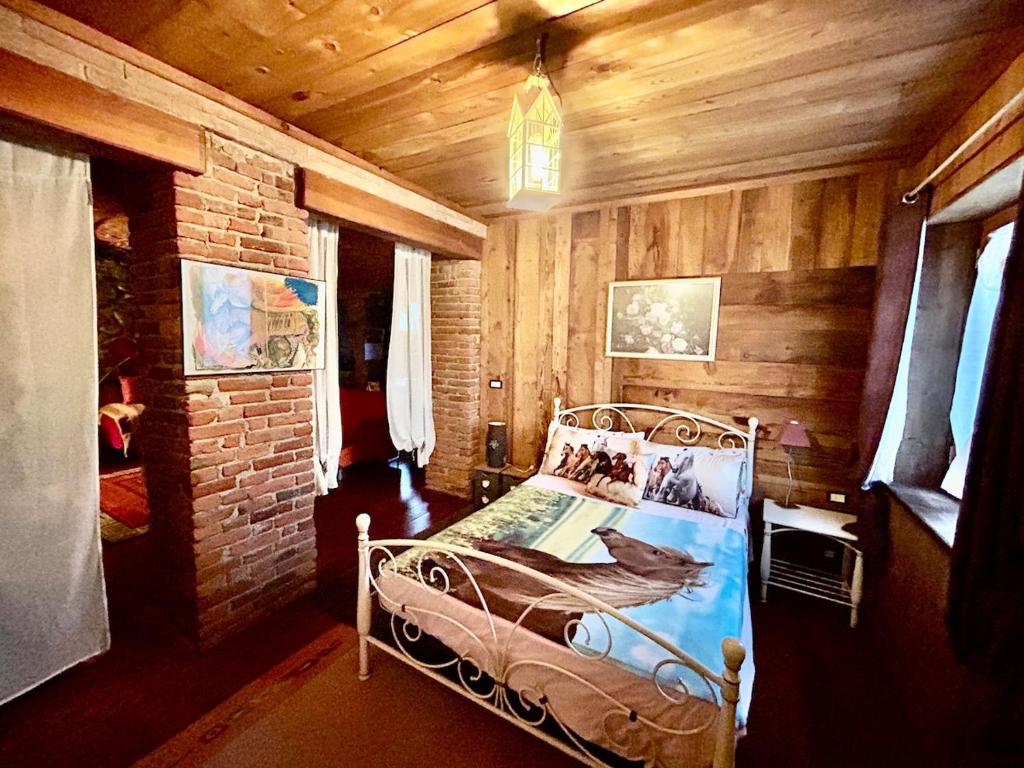 En eller flere senge i et værelse på Alba di Montanaria Apartment, Brosso