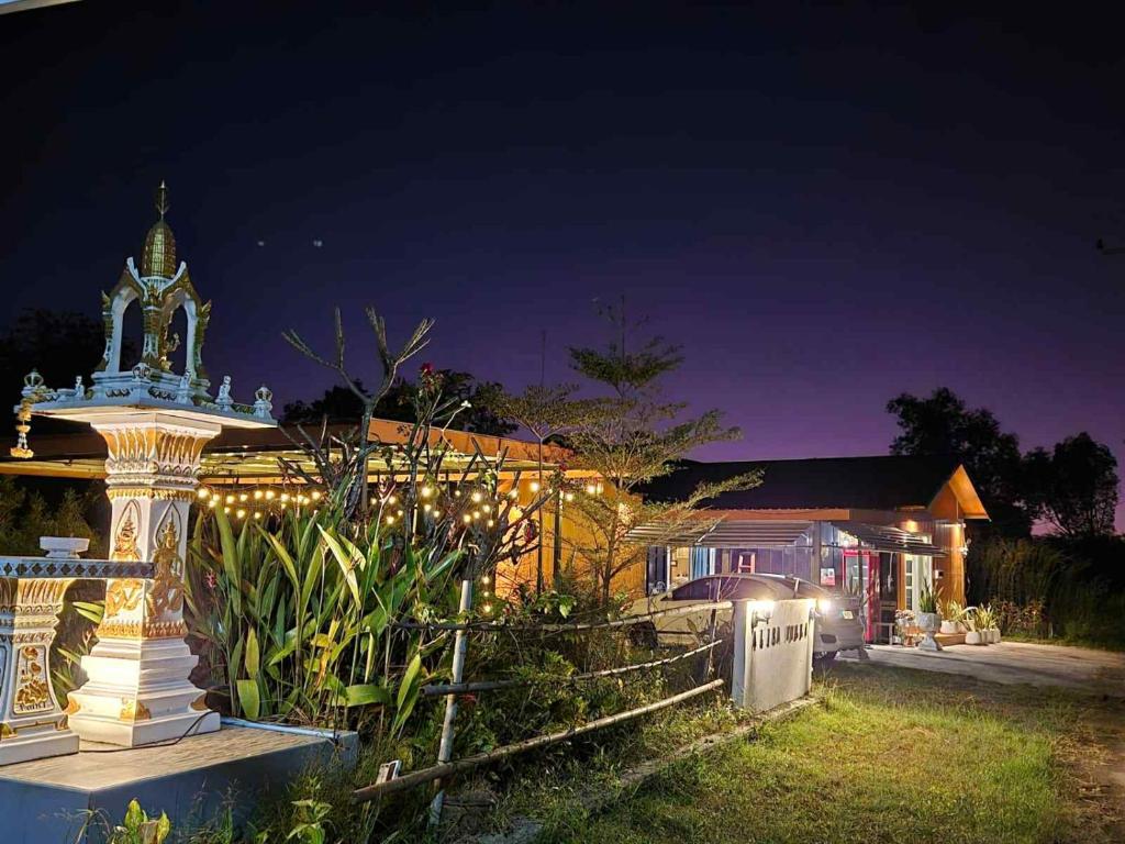 Alisa Villa, Ubon Cottage في Ban Pla Duk: منزل به أضواء في الفناء ليلا
