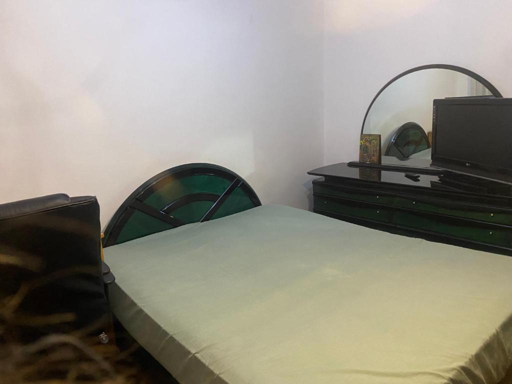 een slaapkamer met een bed en een ladekast bij Apartament cu 2 camere decomandat in Craiova