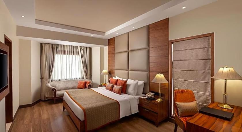 Postel nebo postele na pokoji v ubytování Hotel Velvet Crown Airport Stay WIth- Free Airport Pickup Delhi Airport