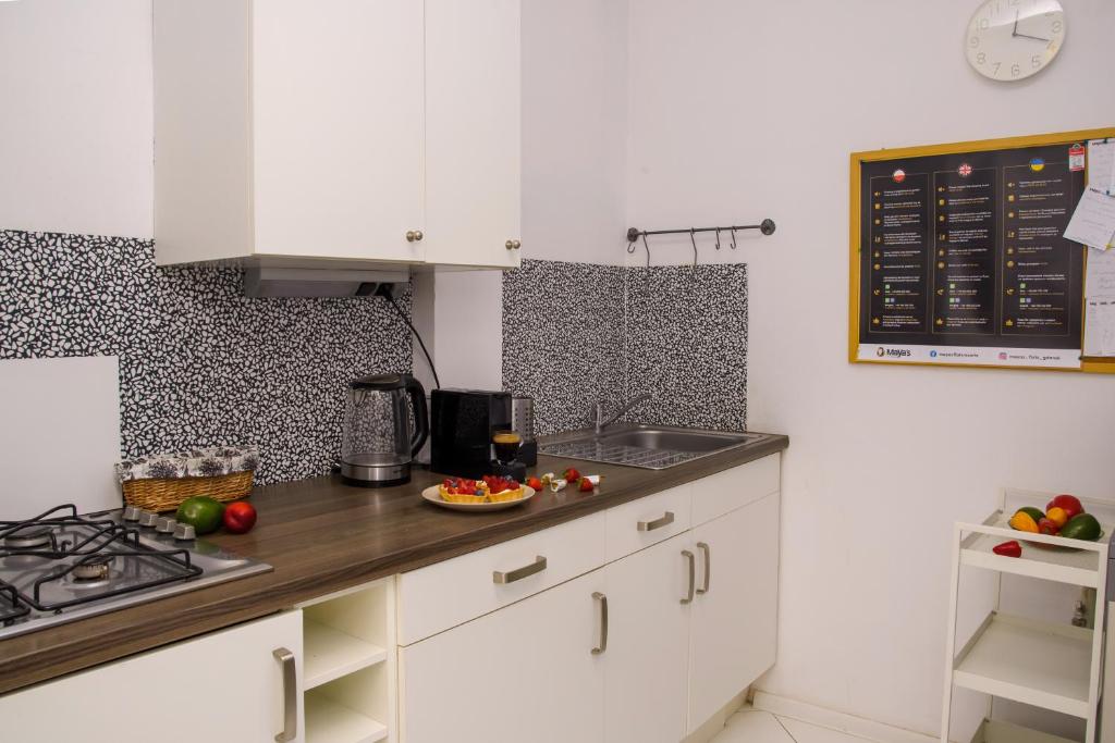Una cocina o kitchenette en Maya's Flats & Resorts 19 & 20 - Ogarna