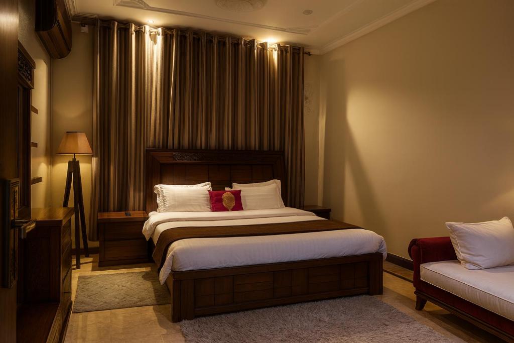 Doolv Guest Houses في اسلام اباد: غرفة فندقية تحتوي على سريرين وأريكة